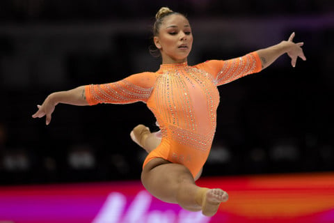 Flávia Saraiva leva medalha de ouro nas barras em etapa da Copa do Mundo