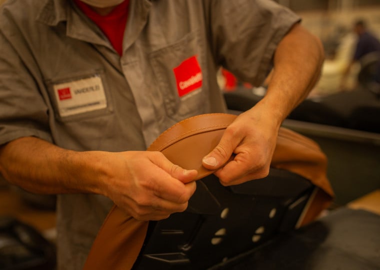 Empresa Cavaletti produz até 6 mil cadeiras por dia em fábrica no município de Erechim, Região Norte do RS