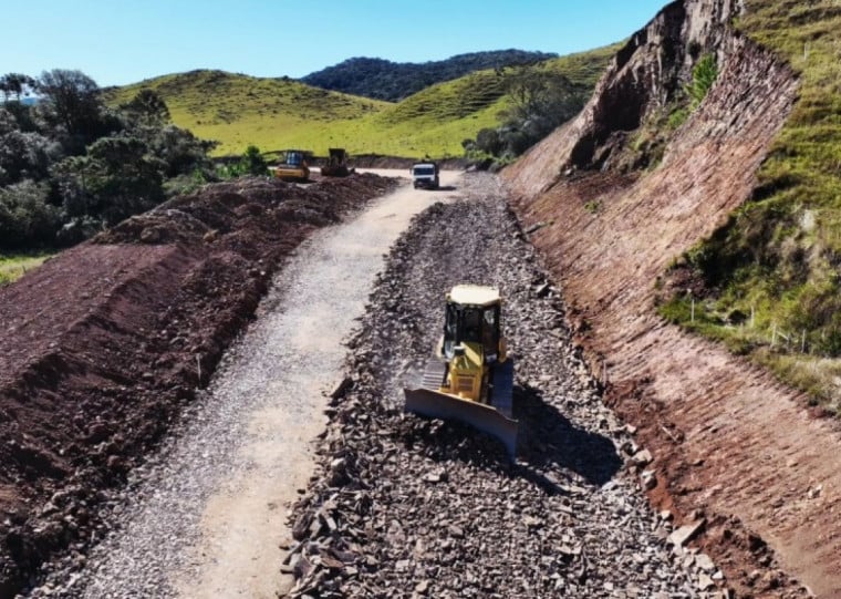 A ERS-020 recebe um investimento de R$ 139,7 milhões e já conta com 20 quilômetros com pavimentação e drenagem concluídas
