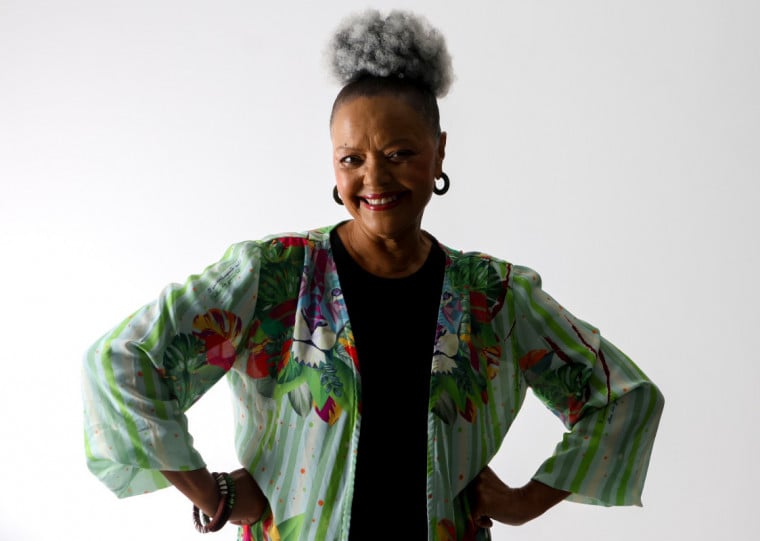 Contando mais de cinco décadas
à frente de uma obra musical plural 
como poucas, a cantora Loma Solaris prepara-se para brilhar com o quinto álbum de sua carreira