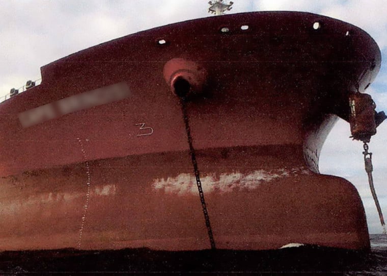 Foto de 2016 mostra navio da estatal com o cabo de amarração rompido e derrame de óleo, em imagem retirada dos autos do processo