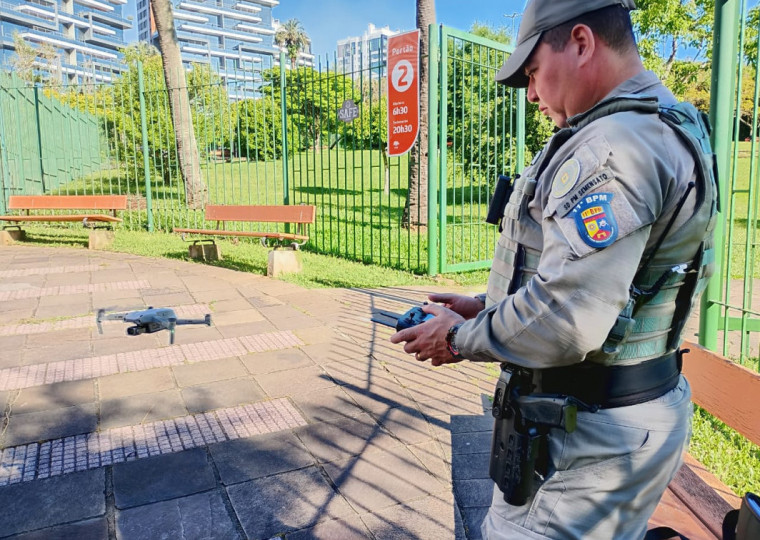 Um dos diferenciais da estratégia é tornar a presença do drone visível para a população sobrevoanda áreas movimentadas