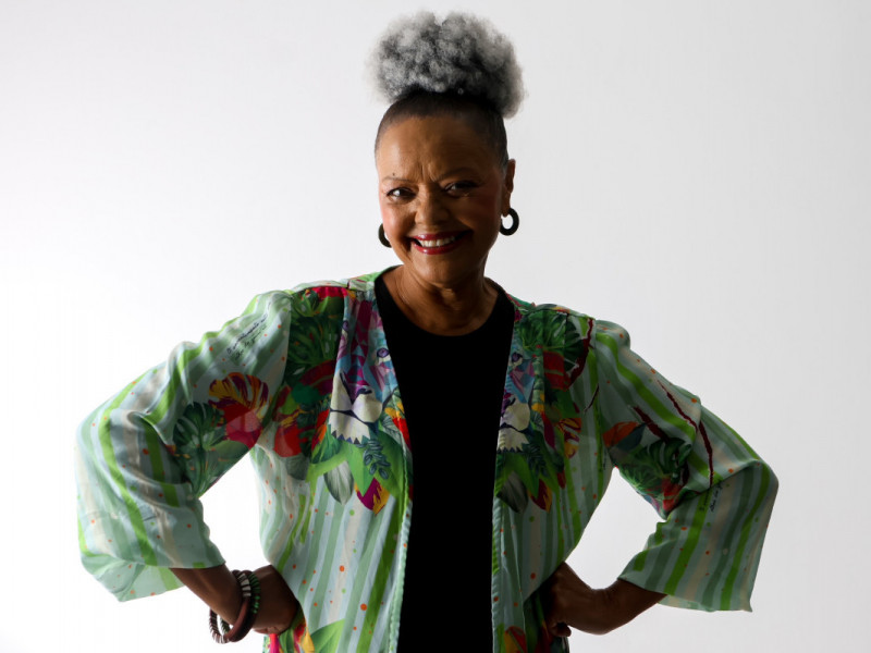 Ancestral e ensolarada, cantora Loma celebra 50 anos de carreira