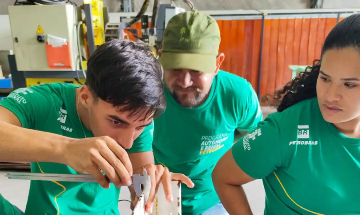 Cerca de 10,3 milhões de jovens conseguiram deixar o programa nos 12 anos seguintes, até 2024, indicando melhor ascensão socioeconômica