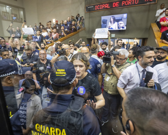 Vereadores se exaltam durante discussão da concessão do Dmae