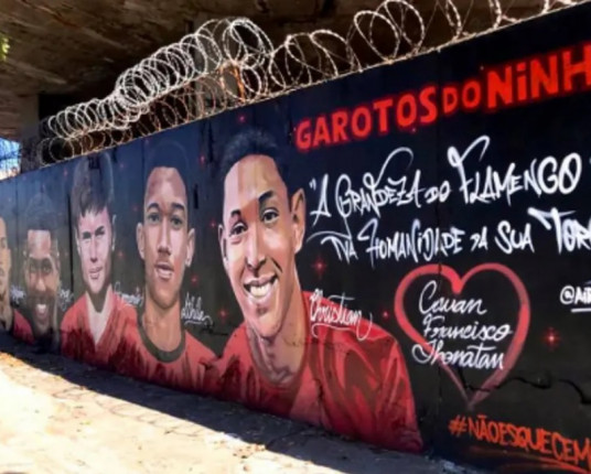 Famílias de vítimas de incêndio no CT do Flamengo protestam após absolvição dos réus