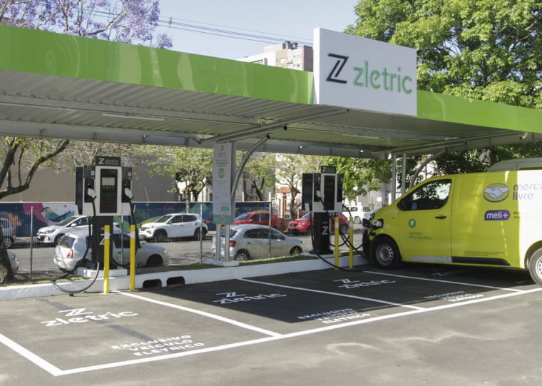 Eletroposto oferece carregadores rápidos em quatro vagas da Estapar, no Parque Germânia