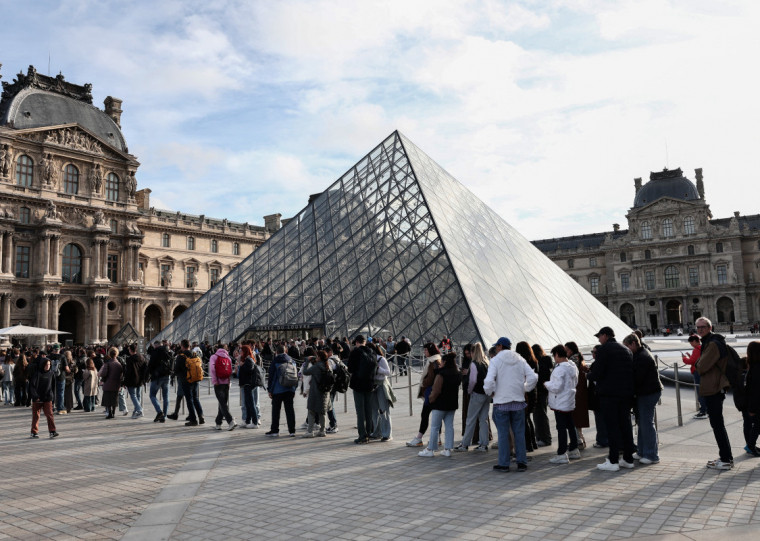 Fechado desde o assalto no domingo, museu reabriu ontem pela manhã