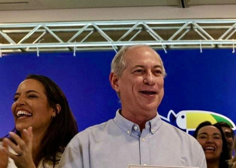 Ciro Gomes assinou ficha de filiação em ato festivo no partido em Fortaleza