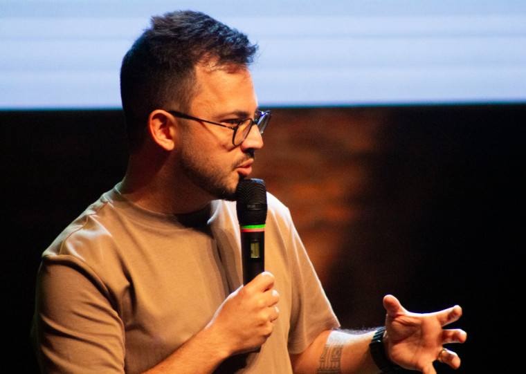 Fundador da Gramado Summit levou ao palco principal uma reflexão sobre o verdadeiro papel das pessoas em meio à transformação digital