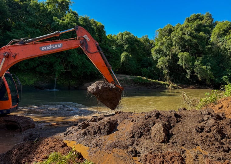 Intervenção contempla aproximadamente 1.800 metros de extensão do arroio, que passam por limpeza e retirada de sedimentos acumulados