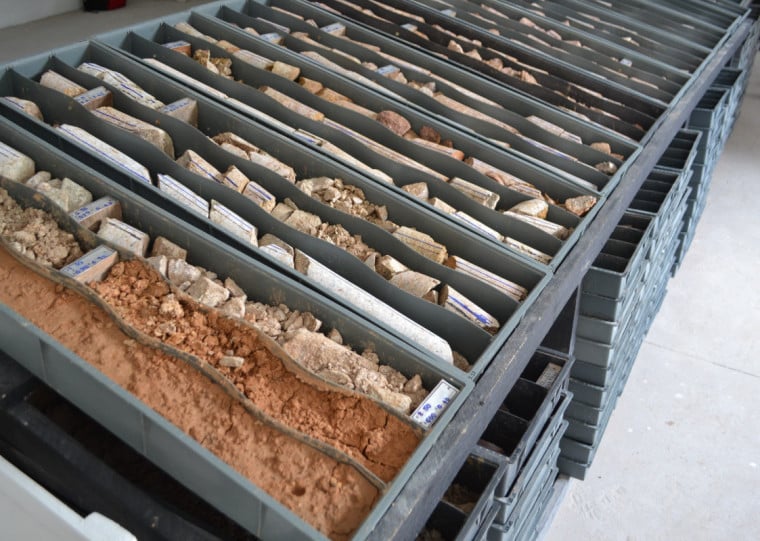 Laboratório da Lavras do Sul Mineração com amostras de sondagem, parte de estudos para a extração de ouro