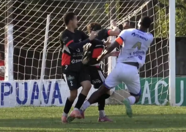 Em sua defesa, atleta disse que havia dito 'malaco', ao invés de macaco