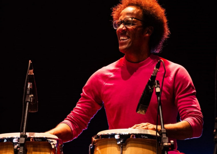 Oito percussionistas, como Pingo Borel, vão propor uma viagem pelos sons percussivos do planeta neste sábado (25)