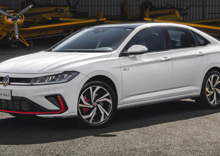 Seis airbags garantem a segurança passiva e assistentes de condução a segurança ativa 