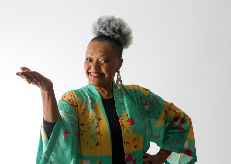 Cantora Loma assume a influência do 'Astro Rei' em novo momento da carreira