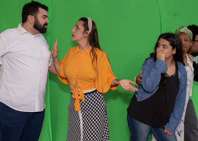 A peça retrata situações em que a realidade é colocada em julgamento, evidenciando contextos de injustiça e opressão