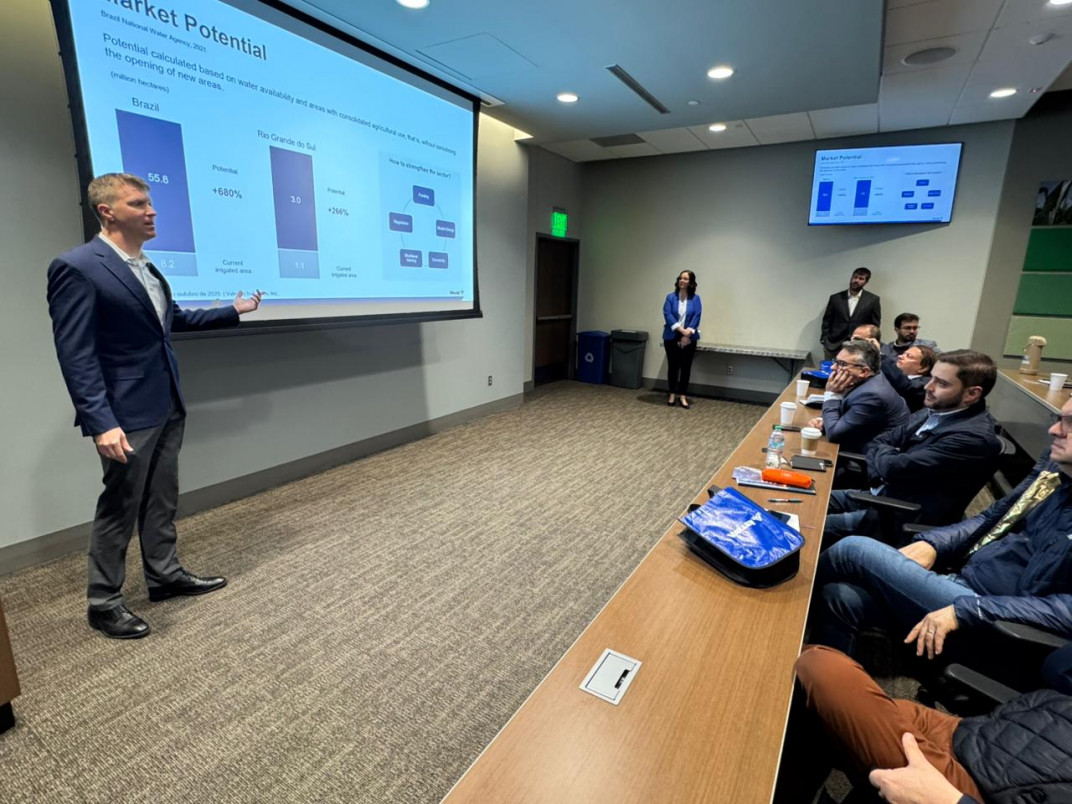 Vice-governador mostrou que o potencial para irrigação é maior do que previsão de Schweitz (à esq)  | PATRICIA COMUNELLO/ESPECIAL/JC