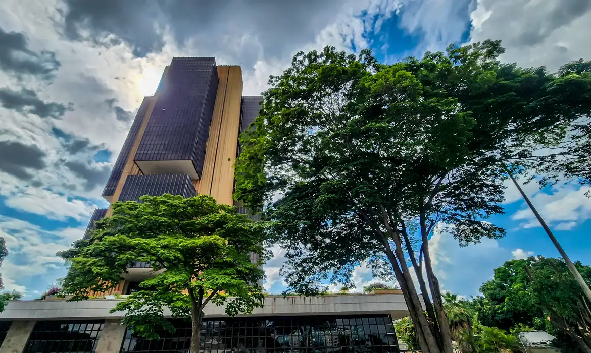 De acordo com o Banco Central, nos 12 meses encerrados em setembro, o déficit em transações correntes somou US$ 78,947 bilhões, o que corresponde a 3,61% do Produto Interno Bruto