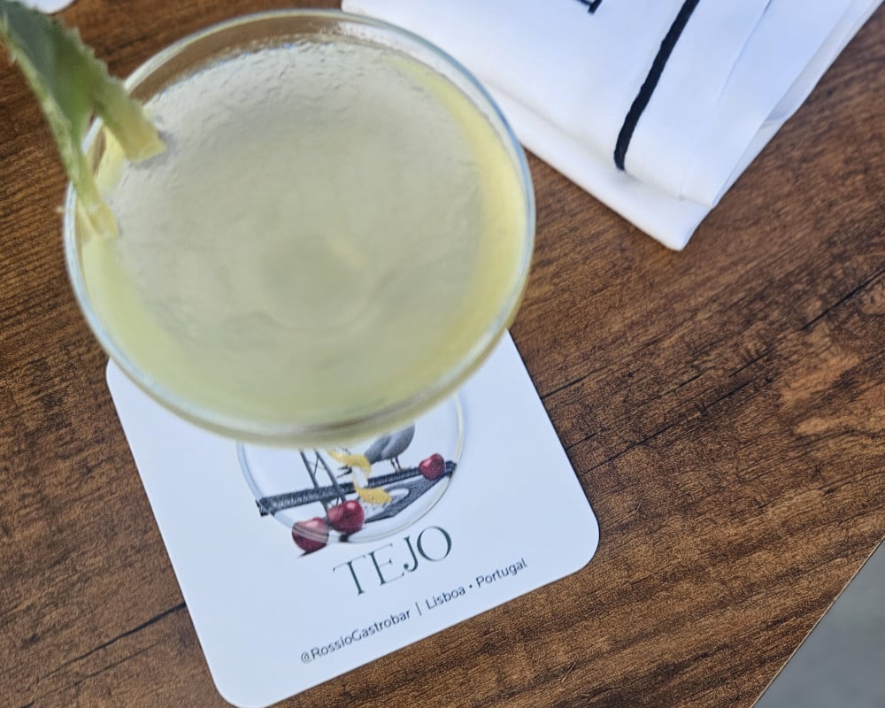 O Rossio conta com uma carta autoral de drinks desenvolvida por uma brasileira | Isadora Jacoby/Especial/JC