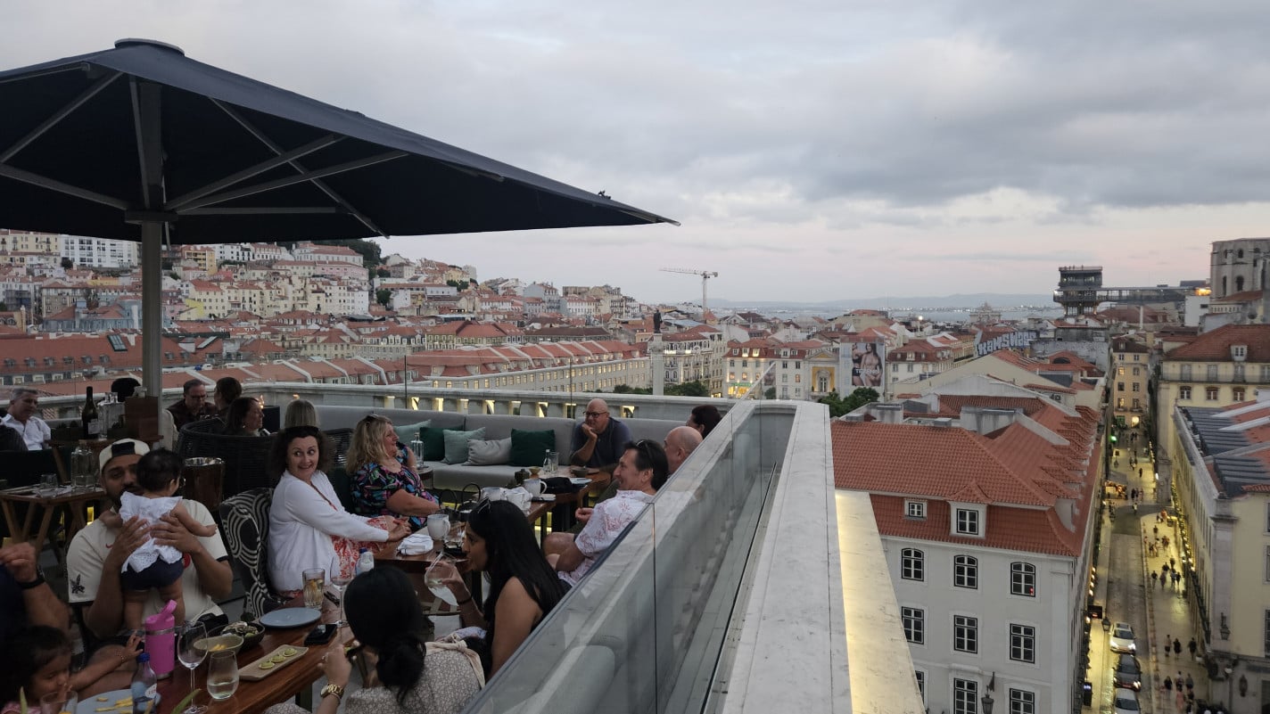 Operando em um rooftop, o bar oferece uma vista privilegiada da parte história de Lisboa | Isadora Jacoby/Especial/JC