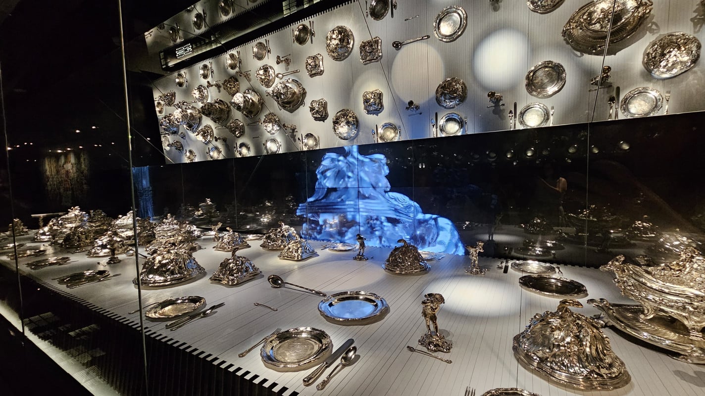 O Museu do Tesouro Real guarda as joias da coroa, desde objetos pessoais aos usados nas mesas da realeza  | Isadora Jacoby/Especial/JC