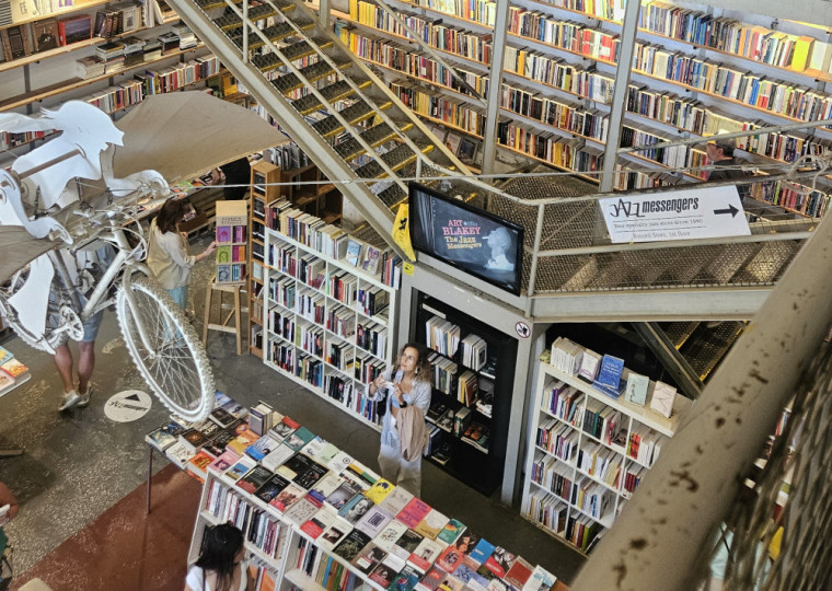 A livraria Ler Devagar, instalada no espaço de impressão de um antigo jornal, é uma das atrações do LxFactory