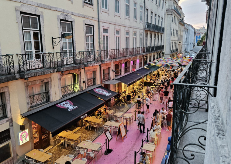 A Rua Cor de Rosa é ponto de encontro para quem busca bares na capital portuguesa