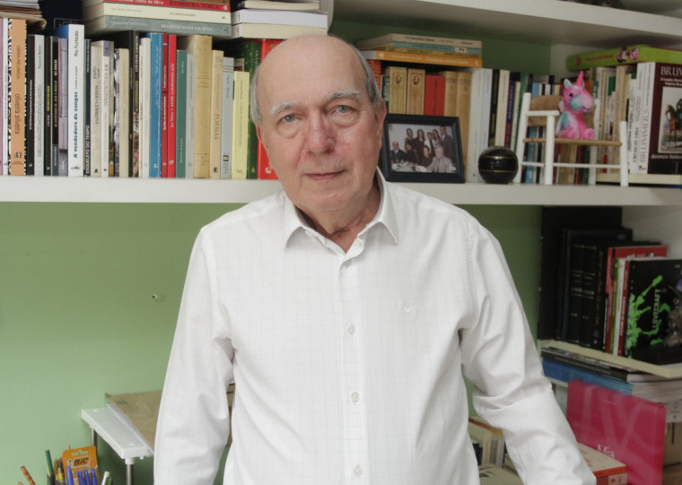 Autor percorreu diversos gêneros literários ao longo de sua trajetória, mas a poesia tende a ser o mais predominante