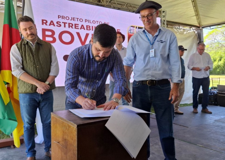 O secretÃ¡rio-adjunto da Seapi, MÃ¡rcio Madalena, assinou o acordo ao lado do chefe geral da Embrapa PecuÃ¡ria Sul 