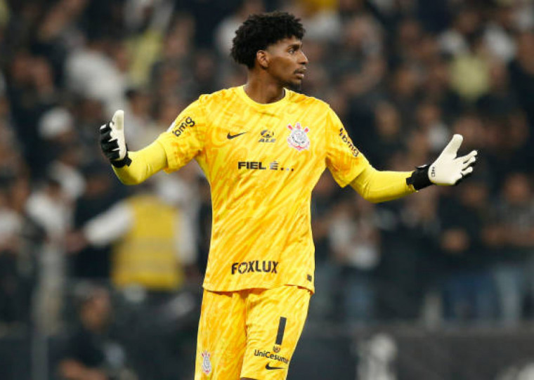 Felipe Longo, cria da base, assume a meta pela segunda vez em três jogos