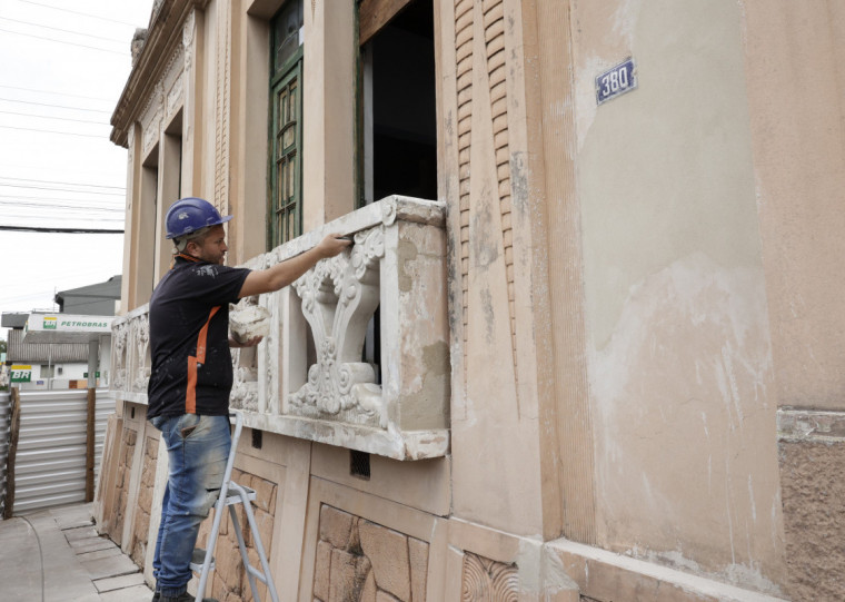 Técnica original não usava cimento, e sim argamassas com solo e barro, trabalhadas de forma manual