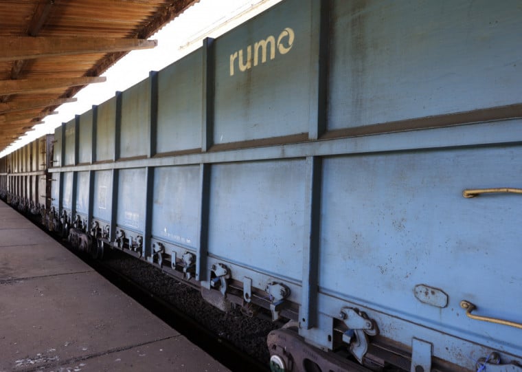 Enchentes de 2024 danificaram a ligação ferroviária e obrigou empresas a utilizaram as rodovias para o escoamento da produção
