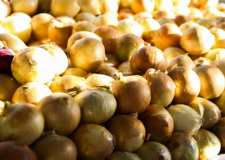 No IPCA-15 de outubro, a cebola foi o item que mais pesou para a queda dos alimentos