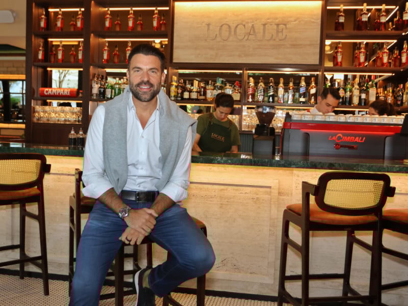Gabriel Fullen &eacute; um dos s&oacute;cios do Locale, novidade que atende do caf&eacute; da manh&atilde; ao jantar<br />Foto: DANI BARCELLOS/ESPECIAL/JC