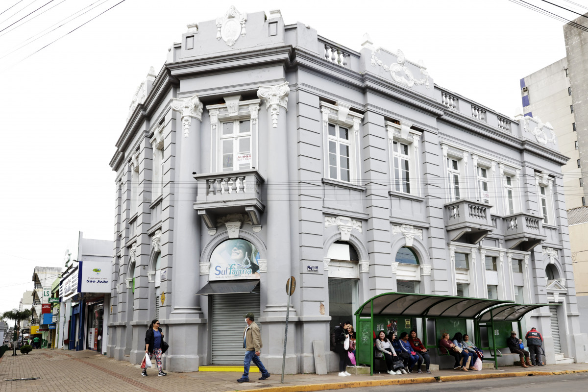 Prédio que abrigou banco onde Erico trabalhou é um dos pontos de parada de passeio histórico | TÂNIA MEINERZ/JC