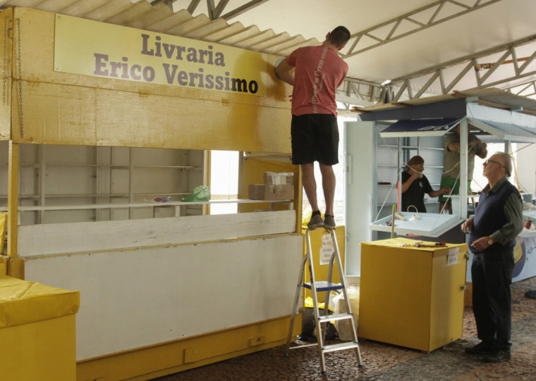 Livreiro Ivo Alberto Almansa (D) acompanha a montagem dos estandes e se prepara para a sua 43ª edição da Feira do Livro da Capital