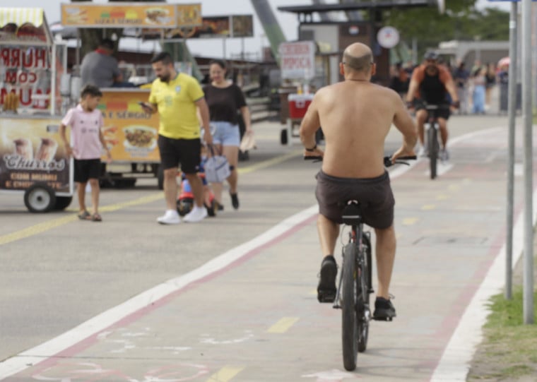 ENo domingo, as temperaturas devem variar entre uma máxima que pode atingir os 32°C ou 33°C, mantendo o padrão de tempo firme