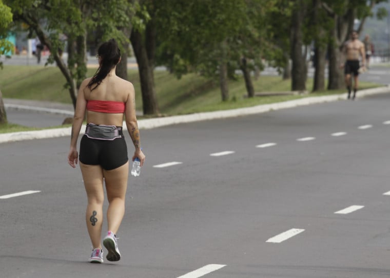 Domingo foi marcado por altas temperaturas e tempo abafado em Porto Alegre
