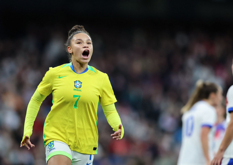 Dudinha ampliou o placar marcando o segundo gol aos 17 minutos do primeiro tempo