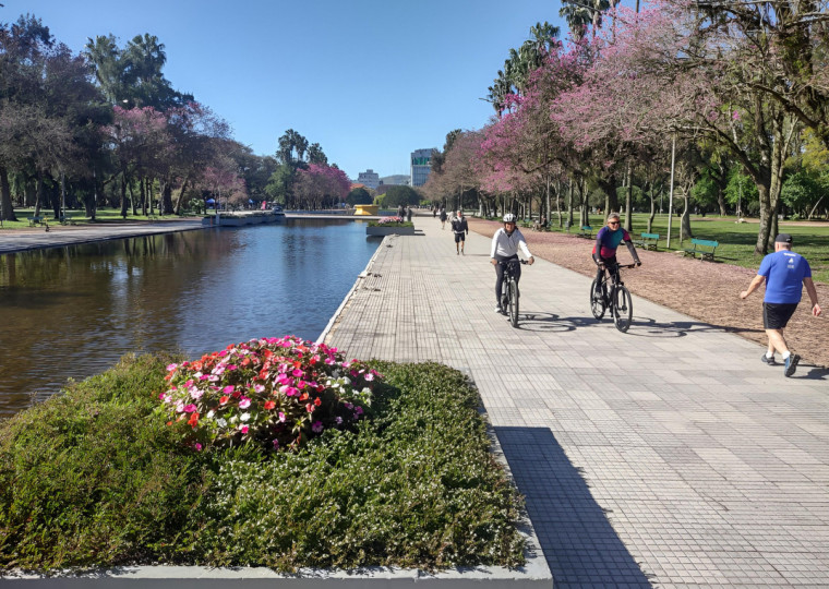 Pessoas aproveitam o parque da Redenção para relaxar neste sábado, antes da virada do tempo