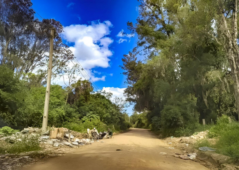 Cerca de 12 garis e dois fiscais, com o auxílio de seis caminhões e uma retroescavadeira, executarão o serviço