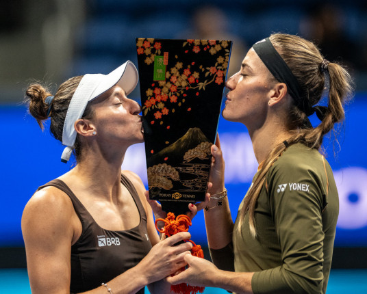 Luisa Stefani é campeã de duplas do WTA 500 de Tóquio e chega embalada para a disputa do Finals