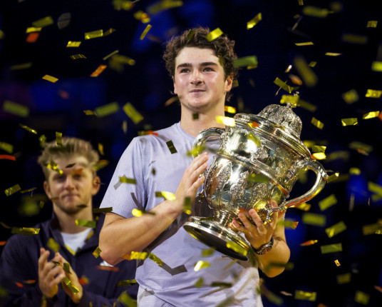 João Fonseca é campeão na Suíça e se torna o 1º brasileiro campeão de um ATP 500