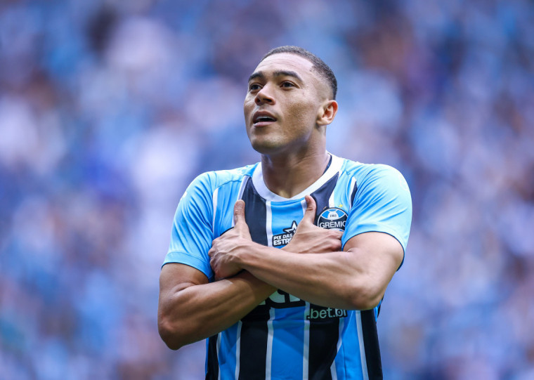 Atacante Carlos Vinícius marcou os três gols da vitória gremista