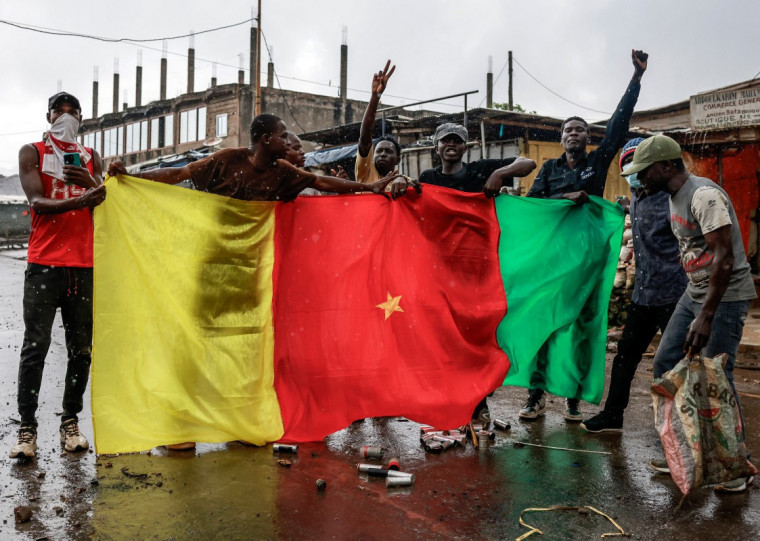 Oposição e seus apoiadores acusam as autoridades de tentarem fraudar a votação