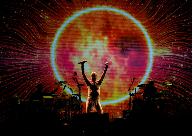 A atração mais aguardada do Festival, Ney Matogrosso, subiu ao palco às 21h45min sob uma extensa salva de palmas