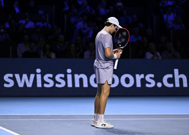 João Fonseca foi o primeiro brasileiro a conquistar um troféu do nível ATP 500 na Suiça no domingo (26)