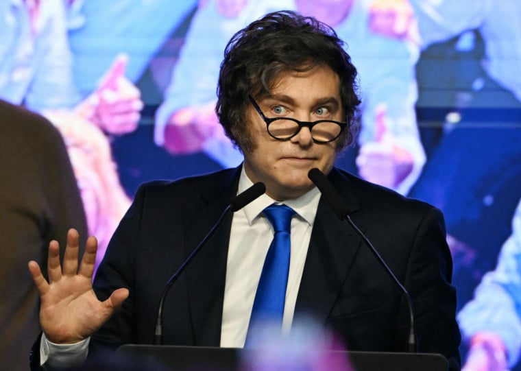 Segundo especialistas, o pacote de Milei avança com medidas de flexibilização semelhantes às implementadas no Brasil em 2017, durante o governo de Michel Temer