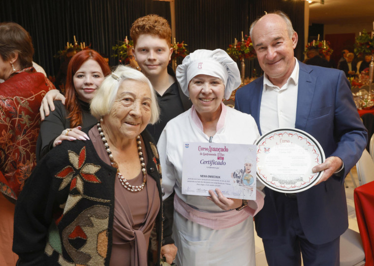 A formatura da turma do Curso Avançado de Gastronomia D'Elas, na sexta-feira, 24, registrou o encontro de gerações da família Omiechuck, no Grêmio Náutico União. Em torno da formanda Neiva (C), sua mãe, dona Dailda Leite Costa, a filha Pâmela, o neto Miguel e Wladimir Omiechuk.